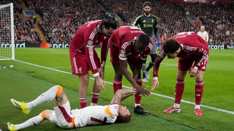 Noa Lang erlitt einen tiefen Schnitt am Daumen und musste noch in der Nacht operiert werden.