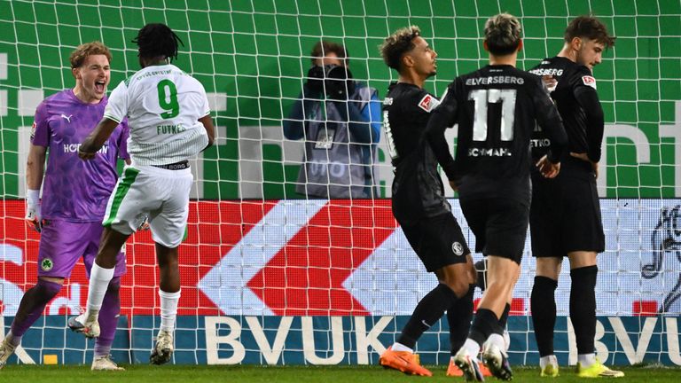 Lukas Petkov (r.) wird nach dem verschossenen Elfmeter von seinen Elversberger Teamkollegen getröstet.