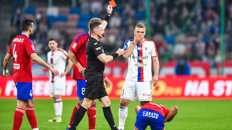 Lukas Podolski (rechts hinten) sieht Rot.
