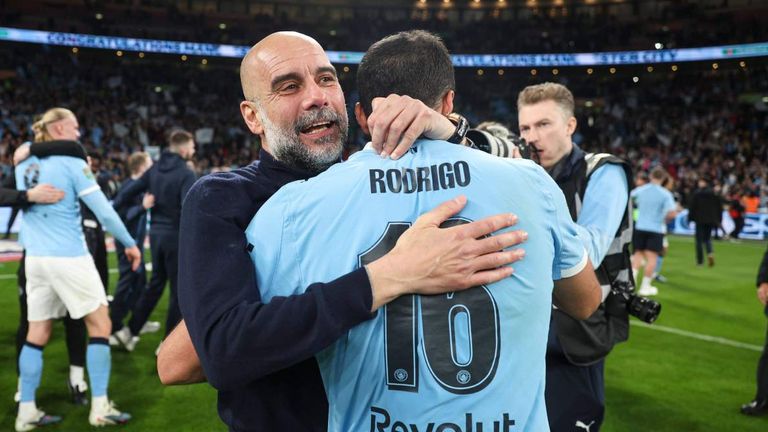 Pep Guardiola (l.) und Rodrigo (r.) nach Abpfiff.