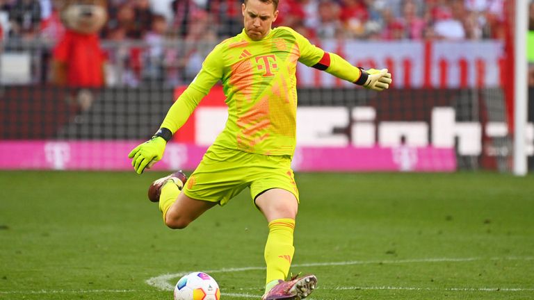 Saison 2023/24: Manuel Neuer absolviert sein 500. Bundesliga-Spiel. Das wird Neuer-like gefeiert, mit einem Abschlag von der Mittellinie.