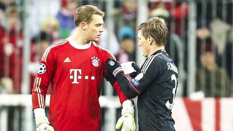 Saison 2012/13: Im Champions League Spiel gegen BATE Baryssau trägt Neuer nach der Auswechslung von Bastian Schweinsteiger zum ersten Mal