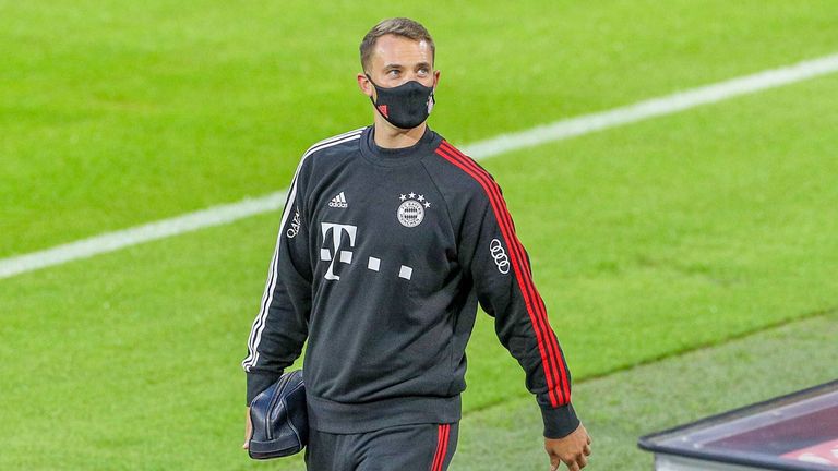 Während der Covid-Pandemie immer brav mit Maske unterwegs. Und wahrscheinlich auf mit gutem Sicherheitsabstand zum Tor.