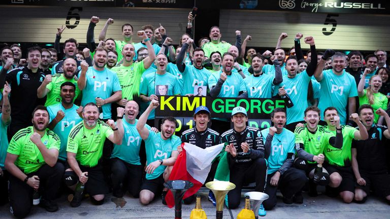 Mercedes dominiert in Shanghai: Andrea Kimi Antonelli feiert seinen ersten Grand-Prix-Sieg gemeinsam mit George Russell und dem Team