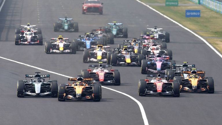 Die beiden Mercedes verloren direkt am Start ihre Führungsposition.