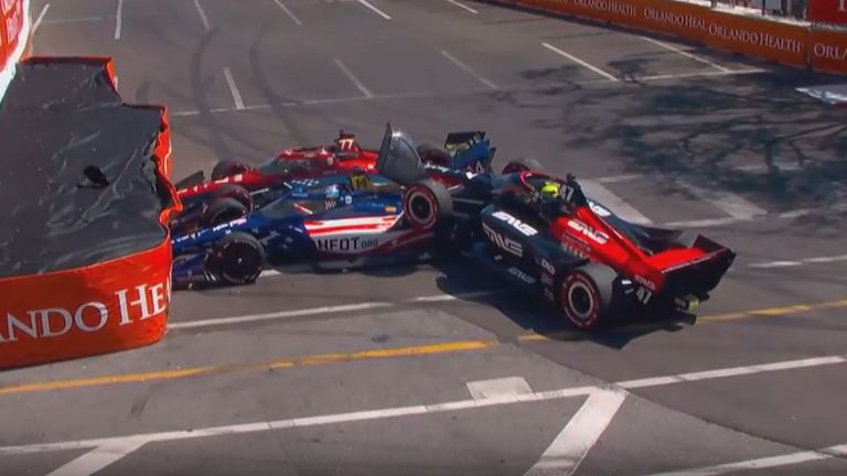 Mick Schumacher (r.) muss seine Indycar-Premiere nach einem unverschuldeten Auffahrunfall bereits nach einer Runde beenden.