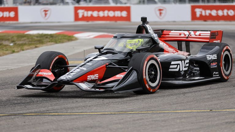 Mick Schumacher belegt bei seinem ersten Qualifying auf einem Ovalkurs den vierten Platz und feiert damit einen Riesenerfolg.