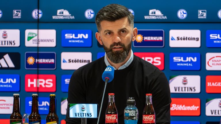 Sky zeigt ausgewählte Pressekonferenzen - u.a. mit Schalke-Trainer Miron Muslic.