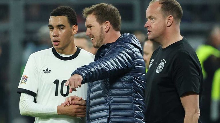 Jamal Musiala (l.) bestritt sein letztes Spiel für Julian Nagelsmanns Nationalmannschaft (rechts: DFB- und FCB-Teamarzt Dr. Jochen Hahne).