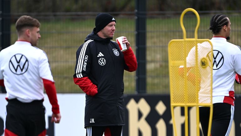 Julian Nagelsmann beobachtet das Abschlusstraining.
