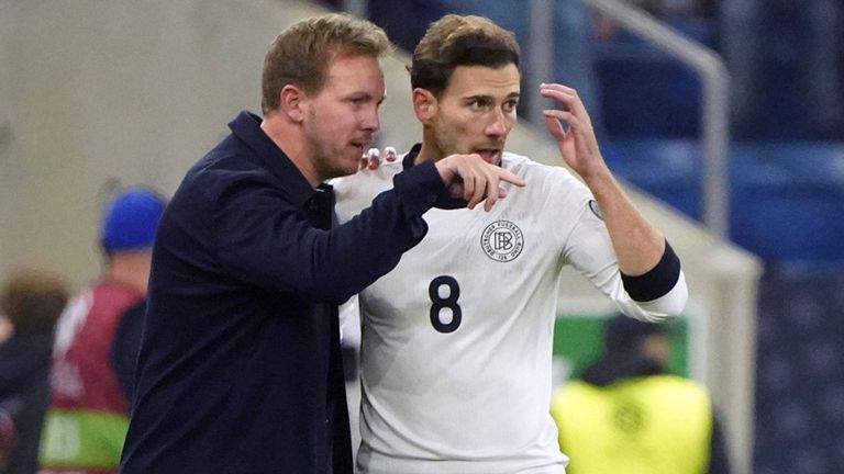 Julian Nagelsmann (l.) stellt Leon Goretzka eine große WM-Rolle in Aussicht