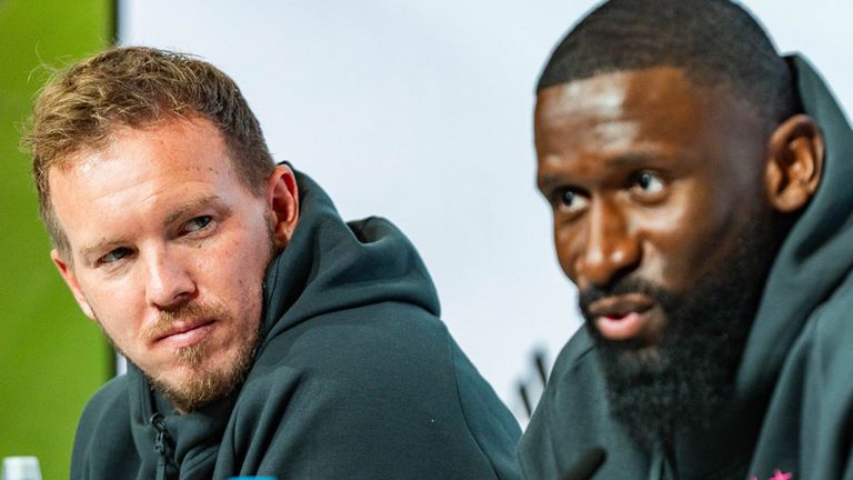 Bundestrainer Julian Nagelsmann (l.) richtete in der Vergangenheit bereits warnende Worte in Richtung Antonio Rüdiger. 