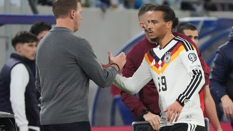 Bundestrainer Julian Nagelsmann (l.) hat bestätigt, dass er Leroy Sane (r.) bei den kommenden Länderspielen nominieren wird. 