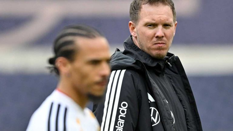 Leroy Sane (l.) wird von Julian Nagelsmann genau beobachtet.