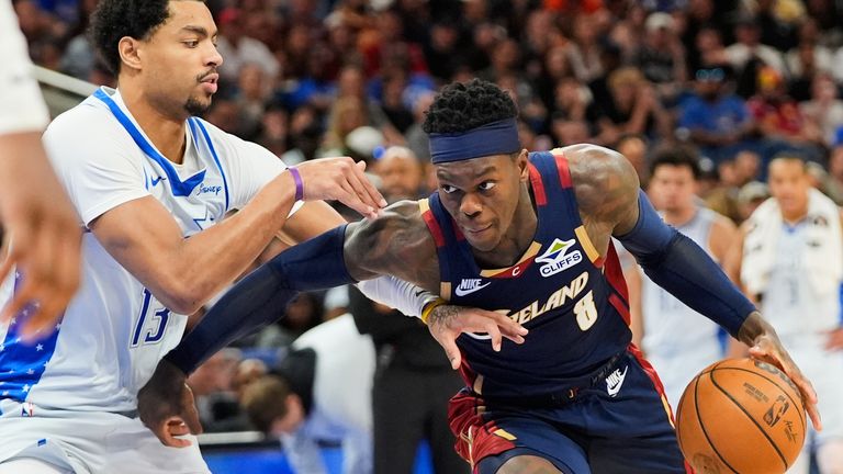 Die Cleveland Cavaliers und Dennis Schröder (rechts) müssen sich Orlando Magic mit 122:128 geschlagen geben.