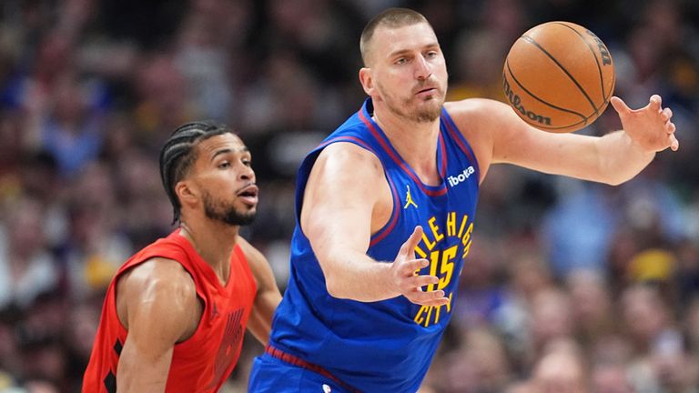 Denvers Superstar Nikola Jokic (r.) führt die Nuggets zum Sieg gegen Portland.