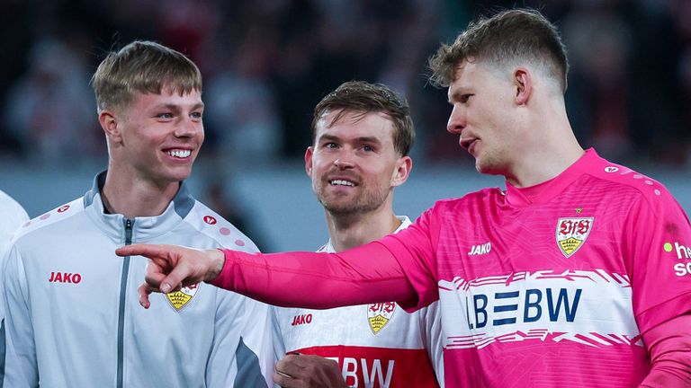 Alexander Nübel (r.) im Gespräch mit dem talentierten VfB-Keeper Florian Hellstern (l.).