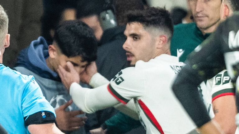 Das Schubsen eines Balljungen könnte für Chelseas Pedro Neto ein Nachspiel haben.