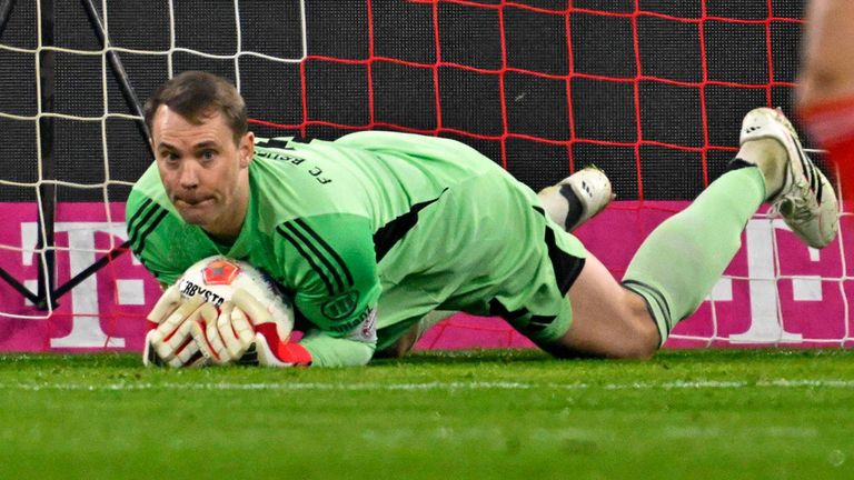Bayern-Keeper Manuel Neuer muss beim Bundesliga-Spiel gegen Borussia Mönchengladbach verletzungsbedingt zur Halbzeit in der Kabine bleiben.