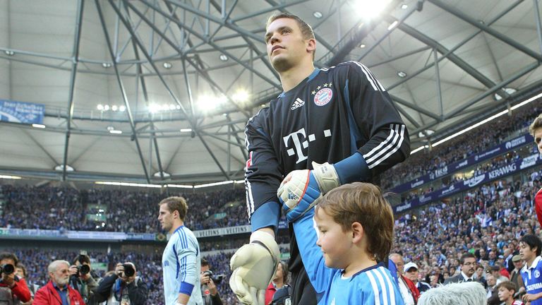 Manuel Neuer erlebt bei seiner Rückkehr in die Veltins-Arena einen Spießrutenlauf.