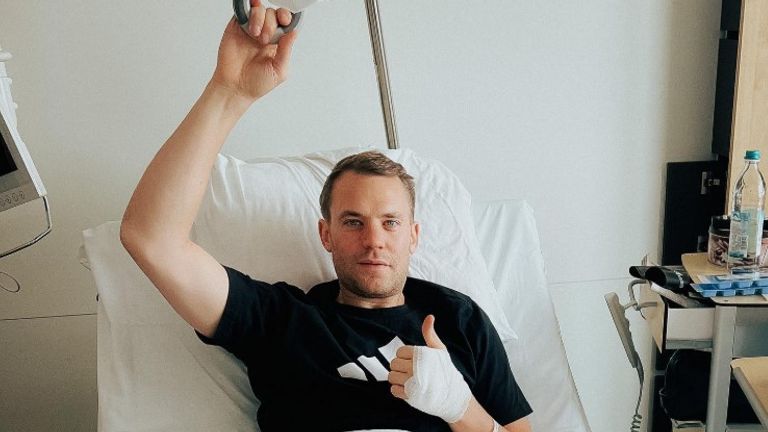 Die schwerste Zeit seiner Karriere: Nach dem bitteren WM-Aus in Katar zieht sich Neuer beim Skitourengehen einen Unterschenkelbruch zu.