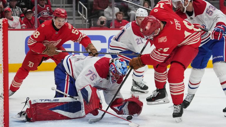 Die Montreal Canadiens (weiß) ringen die Detroit Red Wings (rot) mit 3:2 nieder.