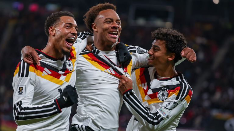 Bundestrainer Julian Nagelsmann hofft auf eine rasche Genesung von Felix Nmecha (l.).