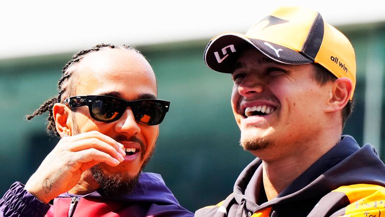 Lando Norris (r.) mit Lewis Hamilton vor dem Großen Preis von China.