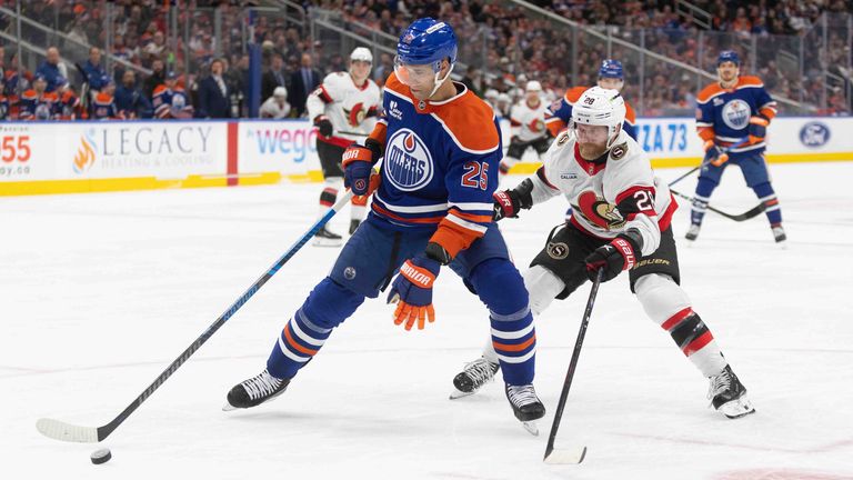 Edmontons Darnell Nurse (l.) und Ottawas Claude Giroux (r.) im Kampf um den Puck.