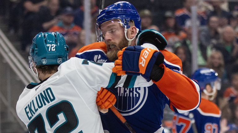 William Eklund (l., Sharks) and Oilers-Spieler Mattias Ekholm (r.)  im Nahkampf.