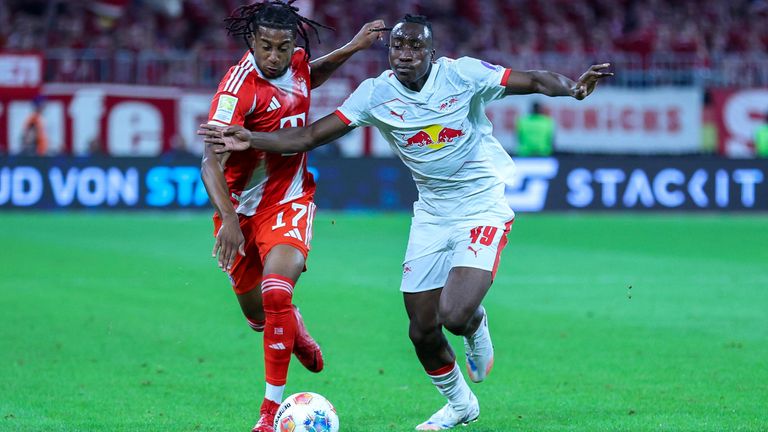 Michael Olise (l.) und Yan Diomande (r.) haben das Interesse des FC Liverpool geweckt.