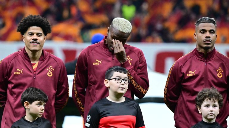 Victor Osimhen (m.) verdrückte vor dem Anpfiff noch einige Tränen, ehe er wenig später das Führungstor vorbereitete.