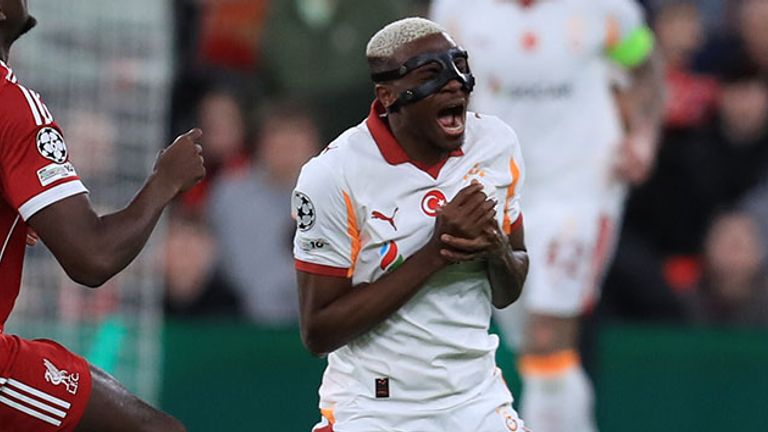 Galatasaray-Stürmer Victor Osimhen (r.) schreit vor Schmerzen und hält sich den rechten Arm.