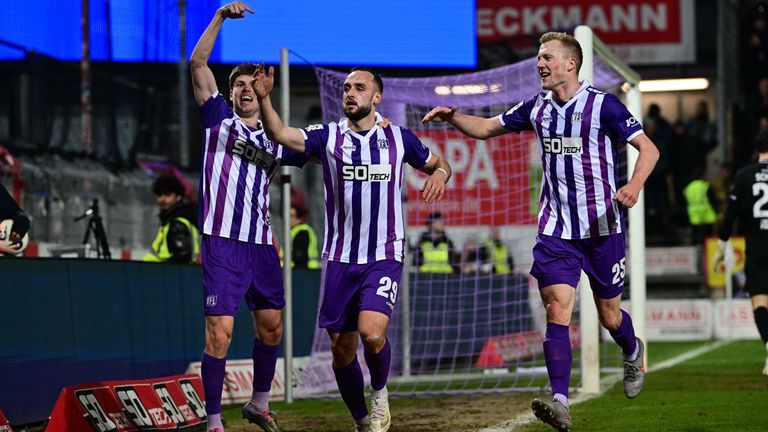 Der VfL Osnabrück bejubelt das 2:0 durch David Kapacz.