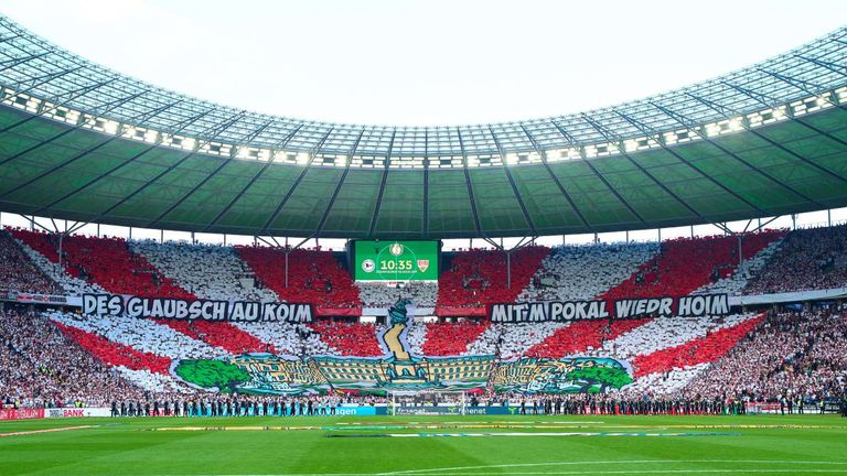 Die Ostkurve des Olympiastadions beim Pokalfinale 2025, besetzt von VfB Stuttgart.