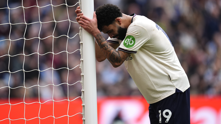 West Hams Pablo mit hängendem Kopf nach der Niederlage gegen Aston Villa. Am 10. April trifft West Ham auf Wolverhampton.  