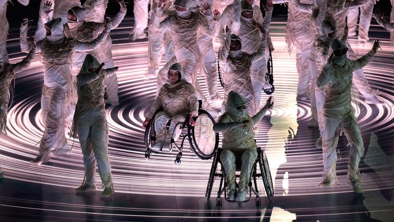 Tänzerinnen und Tänzer traten bei der Eröffnung auf.