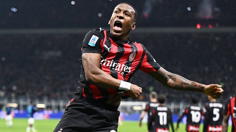 Pervis Estupinan entscheidet das Mailänder Derby mit seinem Treffer zum 1:0 für die AC Milan.