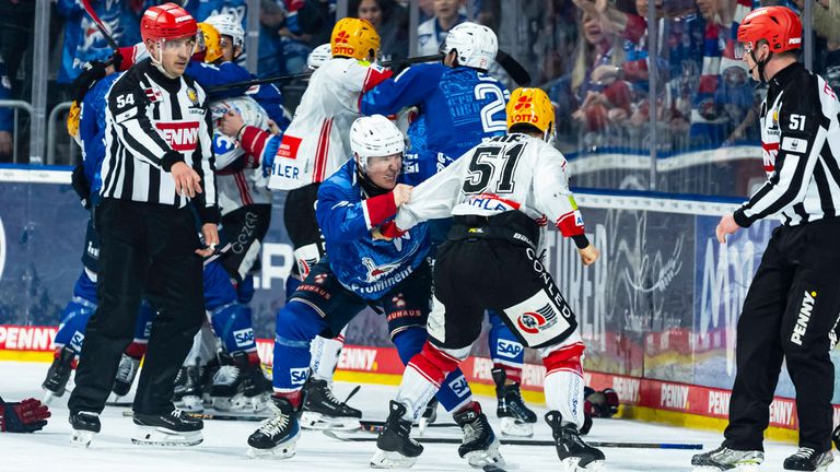 Hitziges Playoff-Duell zwischen den Adler Mannheim und den Fischtown Pinguins Bremerhaven.