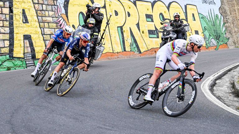 Pogacar Tadej (r.) gewinnt den Klassiker Mailand-San Remo.
