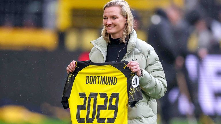 Alexandra Popp streift sich ab der nächsten Saison das Trikot des BVB über.