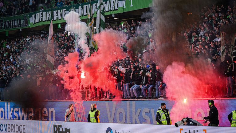 Direkt nach Spielende zünden die teilweise vermummten Wolfsburg-Fans Pyrotechnik.