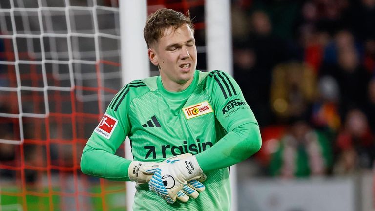 Unions Torhüter Raab spielte trotz verletzter Hand weiter.