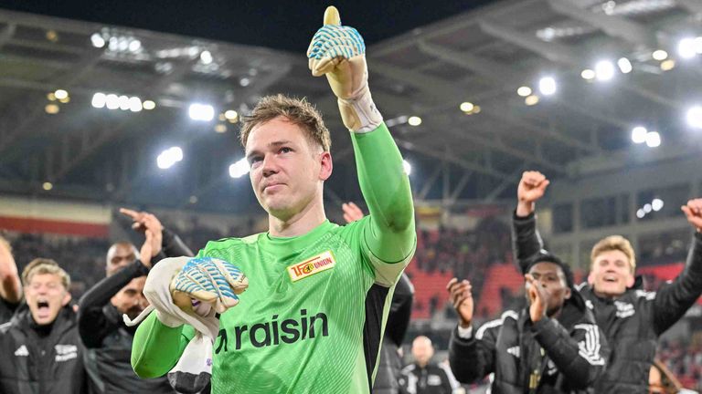 Die rechte Hand des Ersatz-Keepers wurde nach Abpfiff provisorisch verbunden.