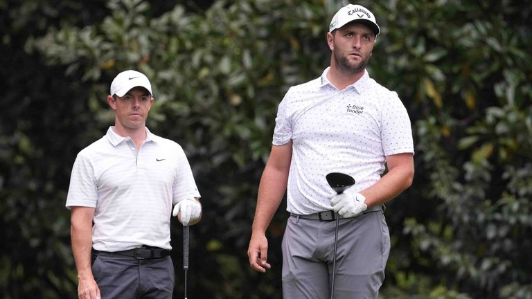 Rory McIlroy (l.) kritisiert die Reaktion von Jon Rahm beim Thema DP World Tour.
