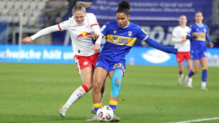 Leipzigerin Marlene Schimmer (links) im Zweikampf mit Jena-Spielerin Josephine Bonsu (rechts).