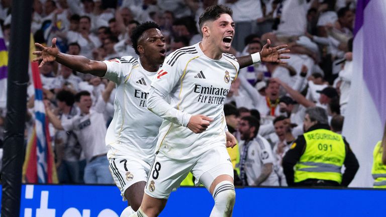 Fede Valverde (r.) trifft und fliegt bei Reals Derbysieg gegen Atletico Madrid. 