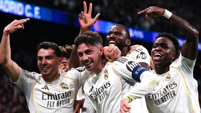 Fede Valverde (M.) erzielt in der ersten Halbzeit gegen Manchester City einen Hattrick für Real Madrid. 