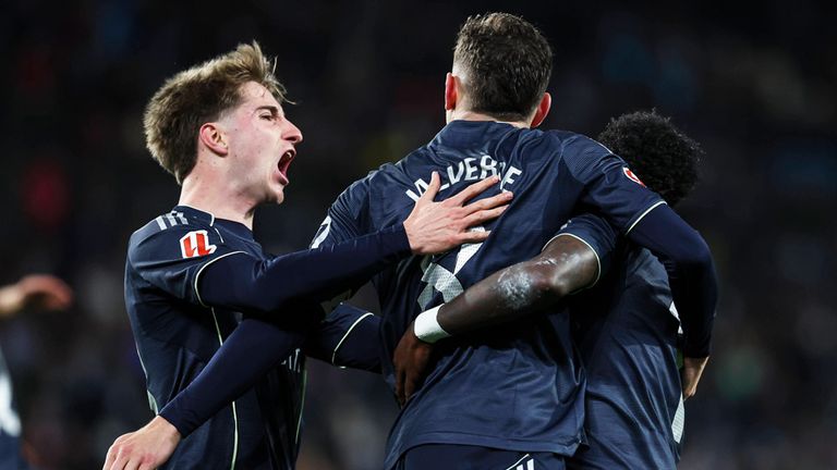 Fede Valverde (M.) sichert Real Madrid mit einem spätem Tor den Sieg gegen Celta Vigo.