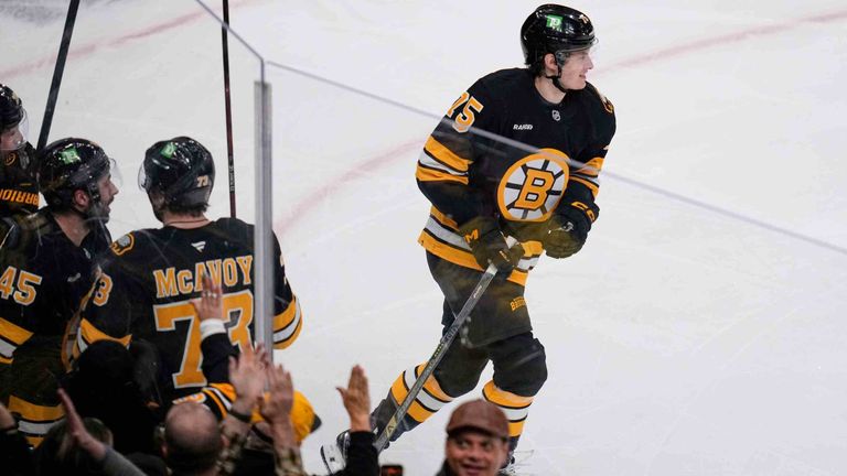 Lukas Reichel (r.) freute sich über seine ersten Scorerpunkte in der NHL.